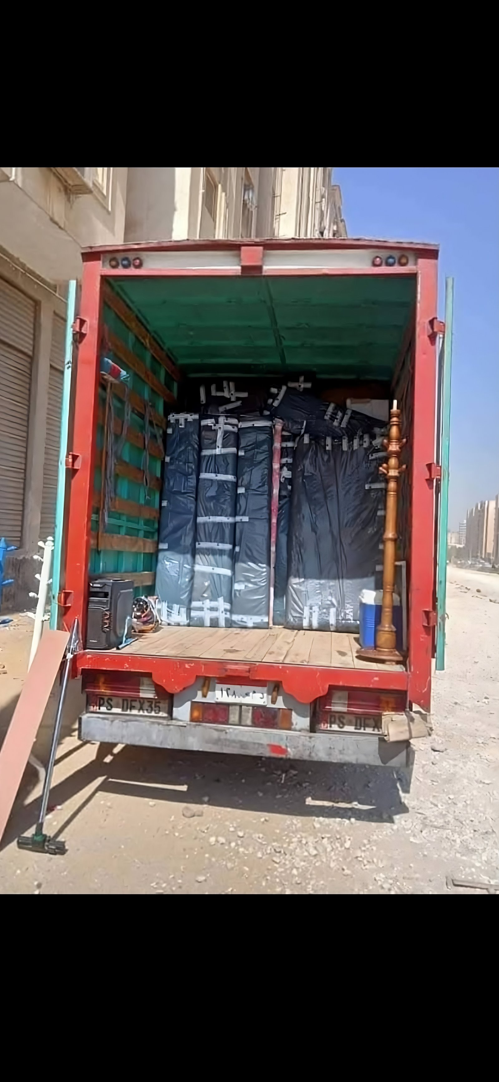 فريق عمل متخصص في فك وتركيب الأثاث