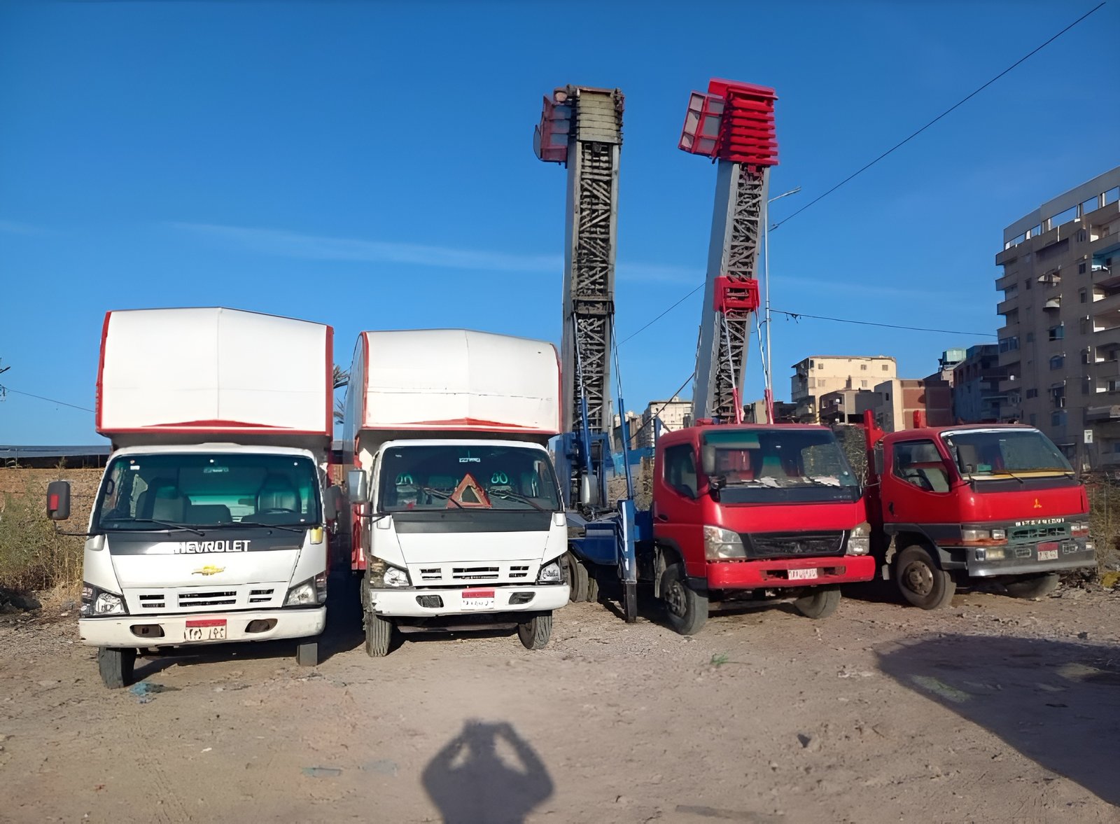 ونش هيدروليك يرفع أثاث لشقة في الدور العاشر