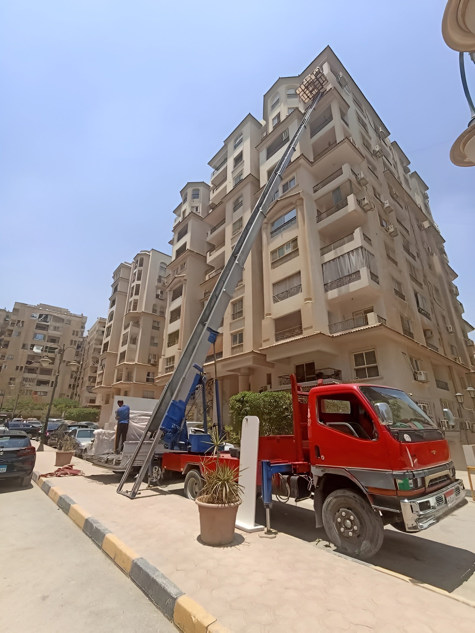 ونش هيدروليك يعمل في منطقة ميامي بالإسكندرية