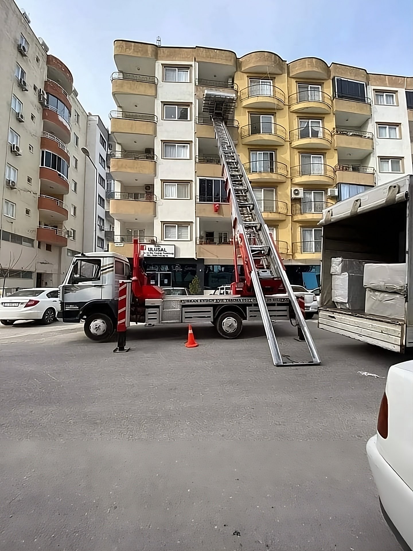 رفع قطع أثاث ثقيلة باستخدام ونش هيدروليك متطور